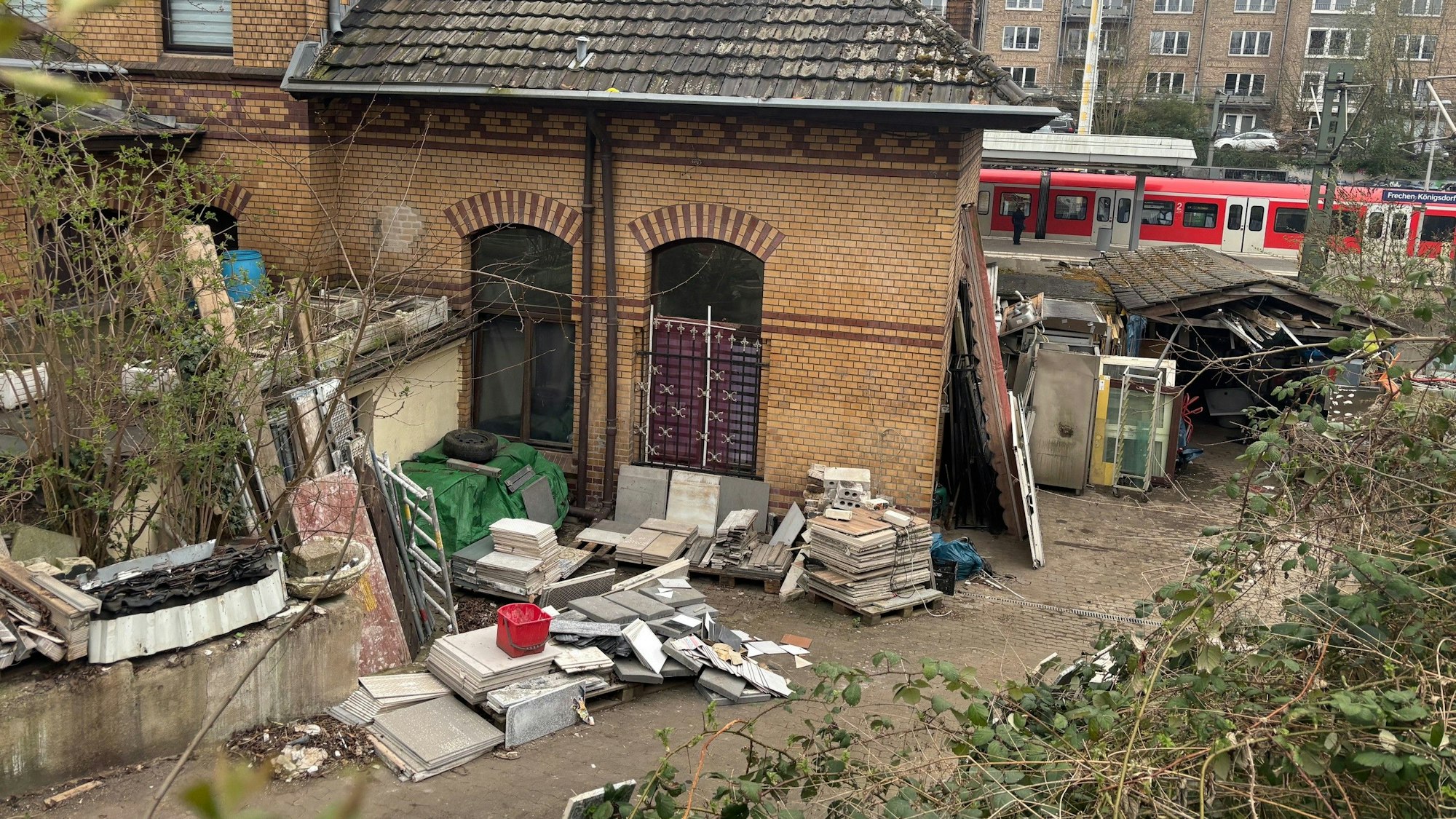 Auf dem Bild ist ein Teil des Mülls am Bahnhofsgebäude zu sehen.
