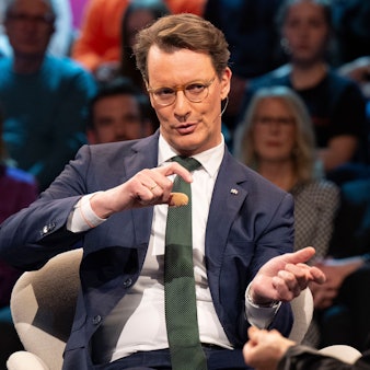 Hendrik Wüst (CDU, Ministerpräsident NRW)
ist im Studio im Gespräch zu sehen.