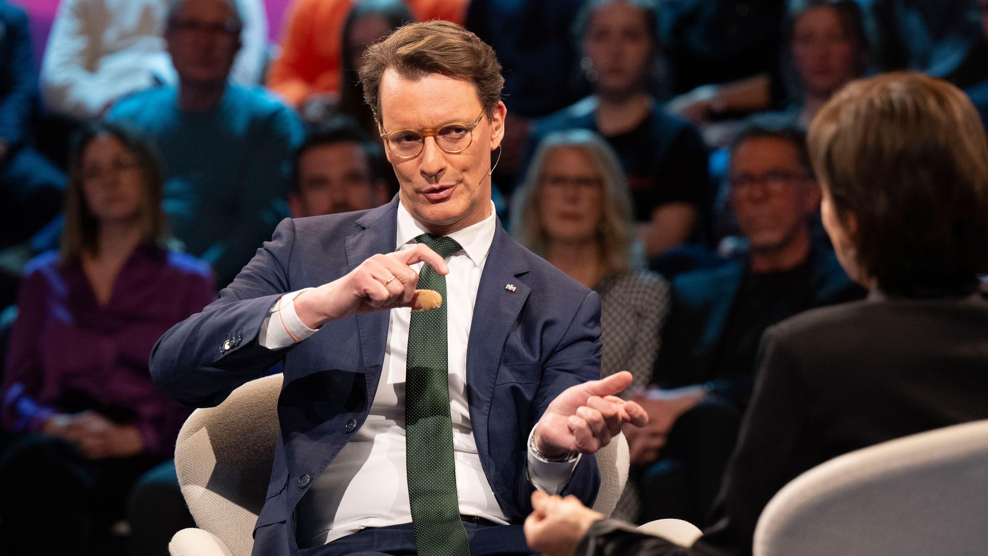 Hendrik Wüst (CDU, Ministerpräsident NRW)
ist im Studio im Gespräch zu sehen.