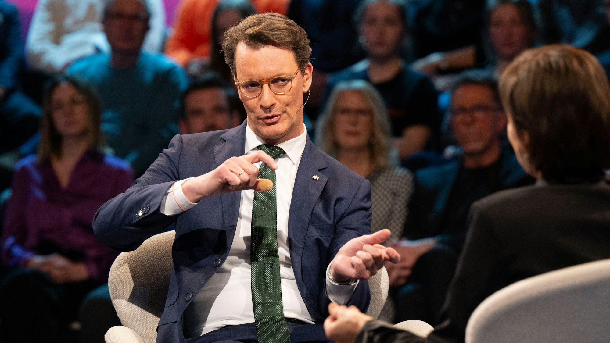 Hendrik Wüst (CDU, Ministerpräsident NRW)
ist im Studio im Gespräch zu sehen.