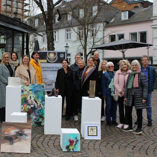 Teilnehmende Künstlerinnen und Künstler mit der Kulturbeiratsvorsitzenden Susanne Haase-Mühlbauer, Petra Göldner und Miriam Rousseau vom Fachbereich Tourismusförderung, Thomas Druwe, Leiter der Stadtbibliothek und Andrea Hermes, Leiterin des Stadtmuseums.