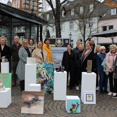 Teilnehmende Künstlerinnen und Künstler mit der Kulturbeiratsvorsitzenden Susanne Haase-Mühlbauer, Petra Göldner und Miriam Rousseau vom Fachbereich Tourismusförderung, Thomas Druwe, Leiter der Stadtbibliothek und Andrea Hermes, Leiterin des Stadtmuseums.
