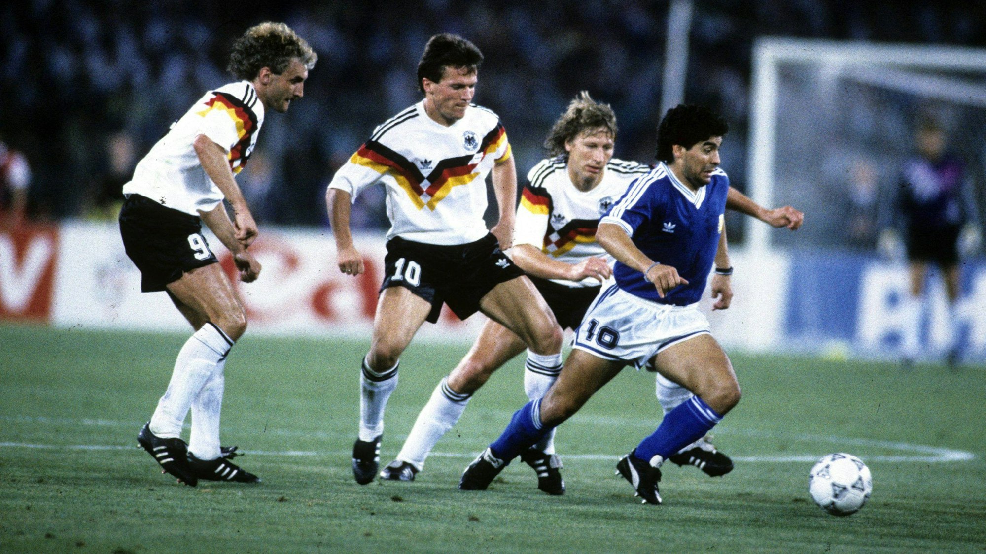 Fussball Weltmeisterschaft 1990: Endspiel Deutschland-Argentinien in Rom. Diego Maradonna Aktion gegen v.l.: Rudi Voeller, Lothar Matthaeus und Guido Buchwald. HM
Football World Cup 1990 Final Germany Argentina in Rome Diego Maradonna Action shot against v l Rudi Voeller Lothar Matthaeus and Guido Buchwald HM