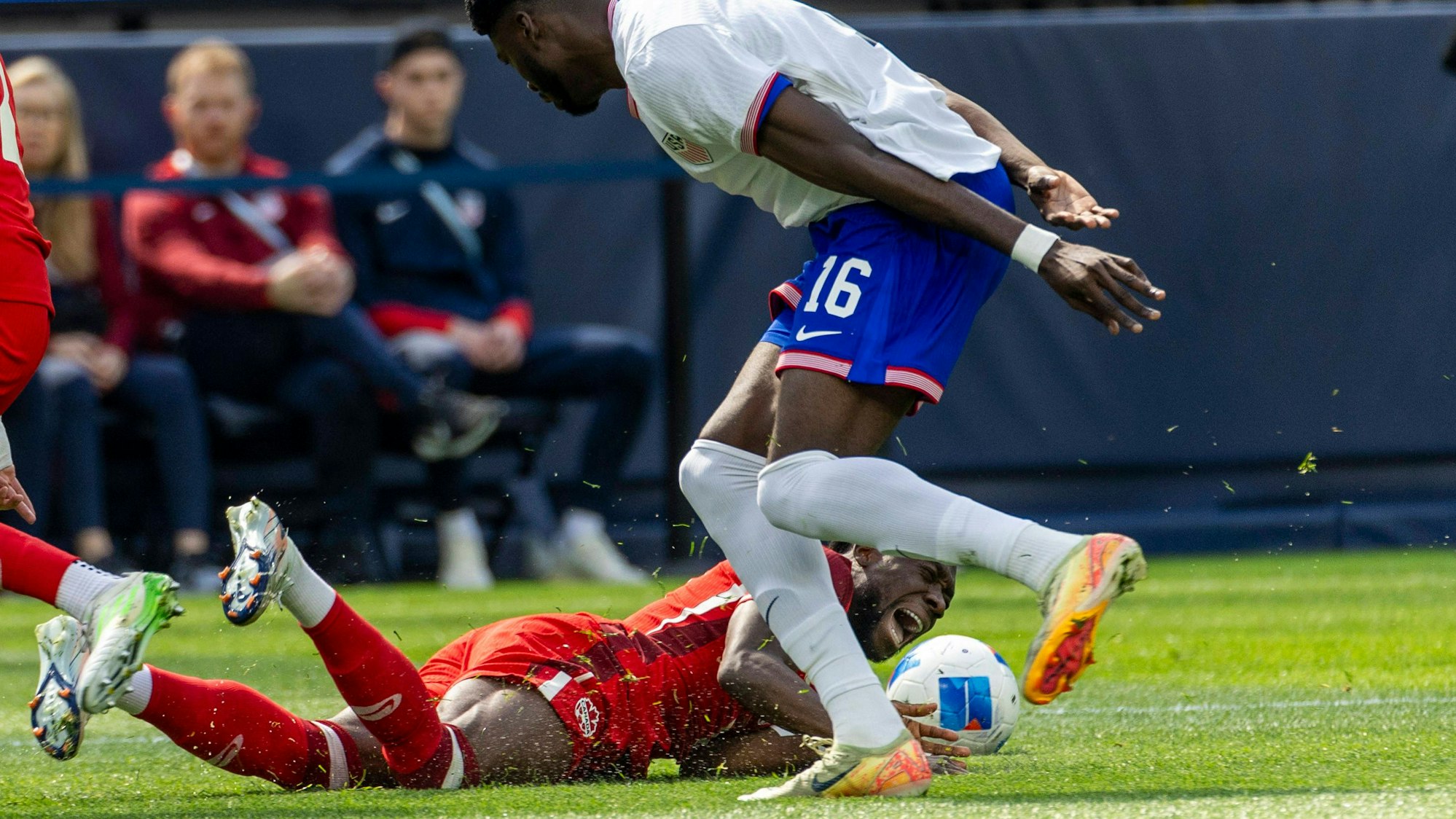 Alphonso Davies (unten) verletzte sich im Länderspiel gegen die USA.