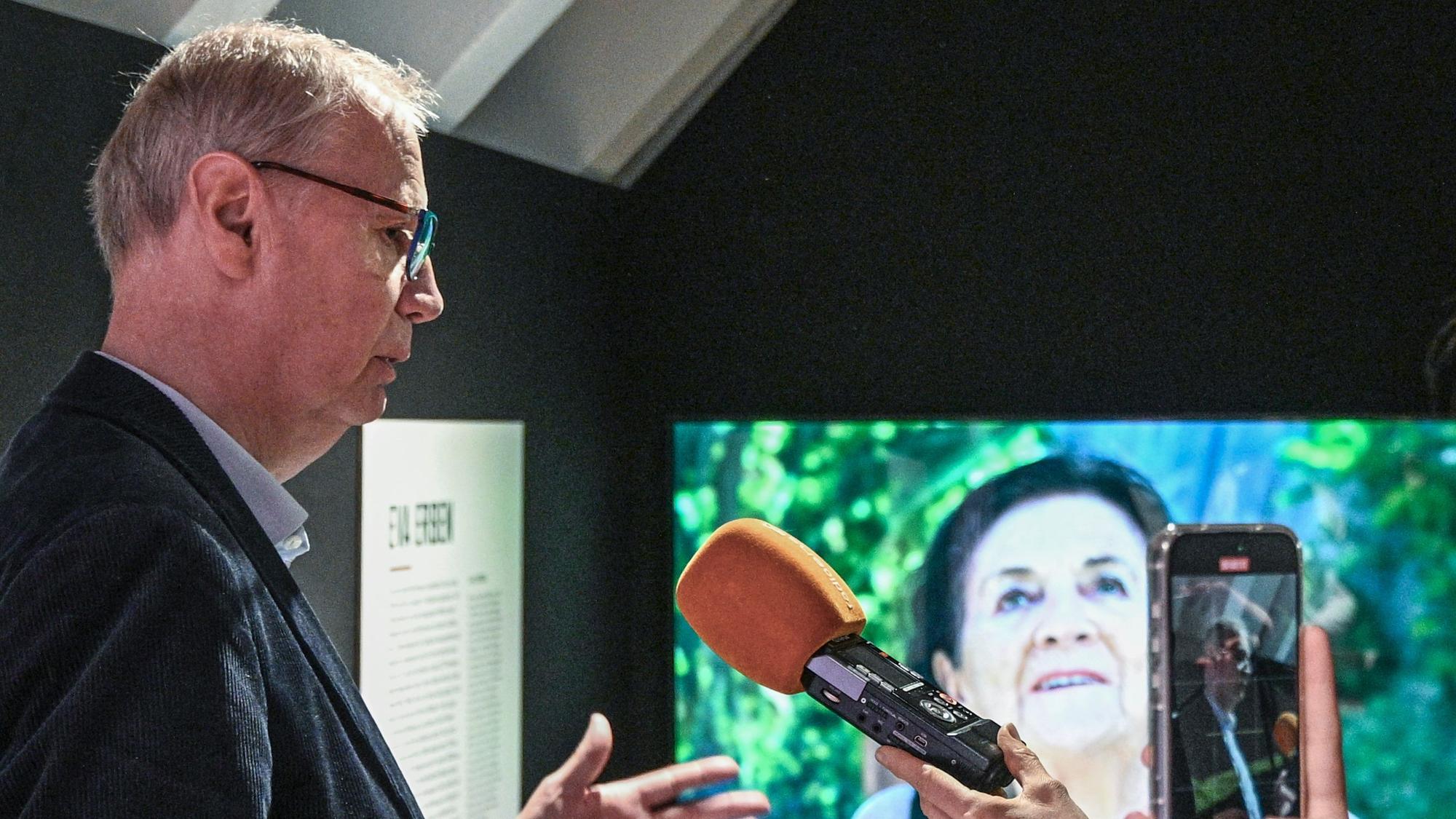Der Moderator Günther Jauch steht in einer Ausstellung im Filmmuseum Potsdam, vor einem Porträt der Holocaust-Überlebenden Eva Erben, die er persönlich kennt.