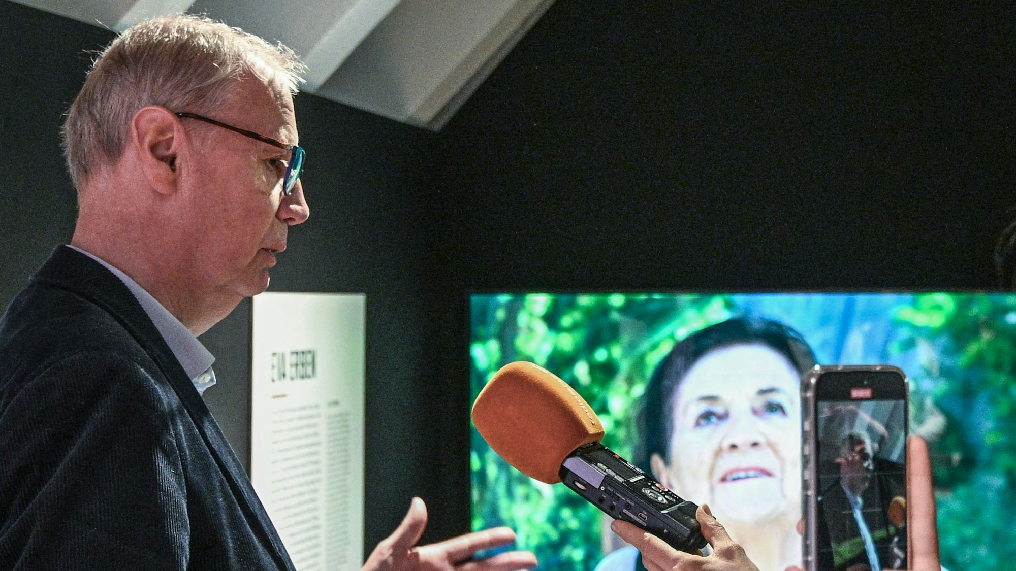 Der Moderator Günther Jauch steht in einer Ausstellung im Filmmuseum Potsdam, vor einem Porträt der Holocaust-Überlebenden Eva Erben, die er persönlich kennt.