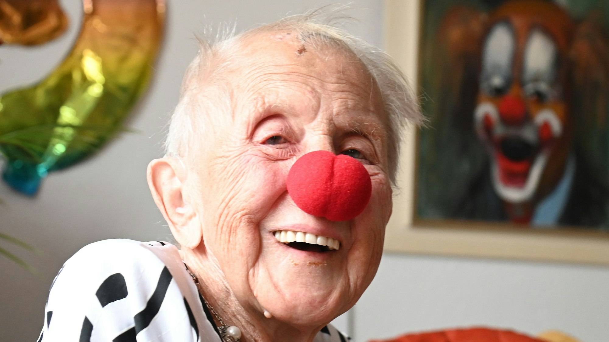 100-jährige Kölnerin Frieda Wegner mit roter Pappnase