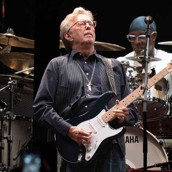 Eric Clapton spielt bei einem Auftritt in Detroit im Jahr 2022 Gitarre.