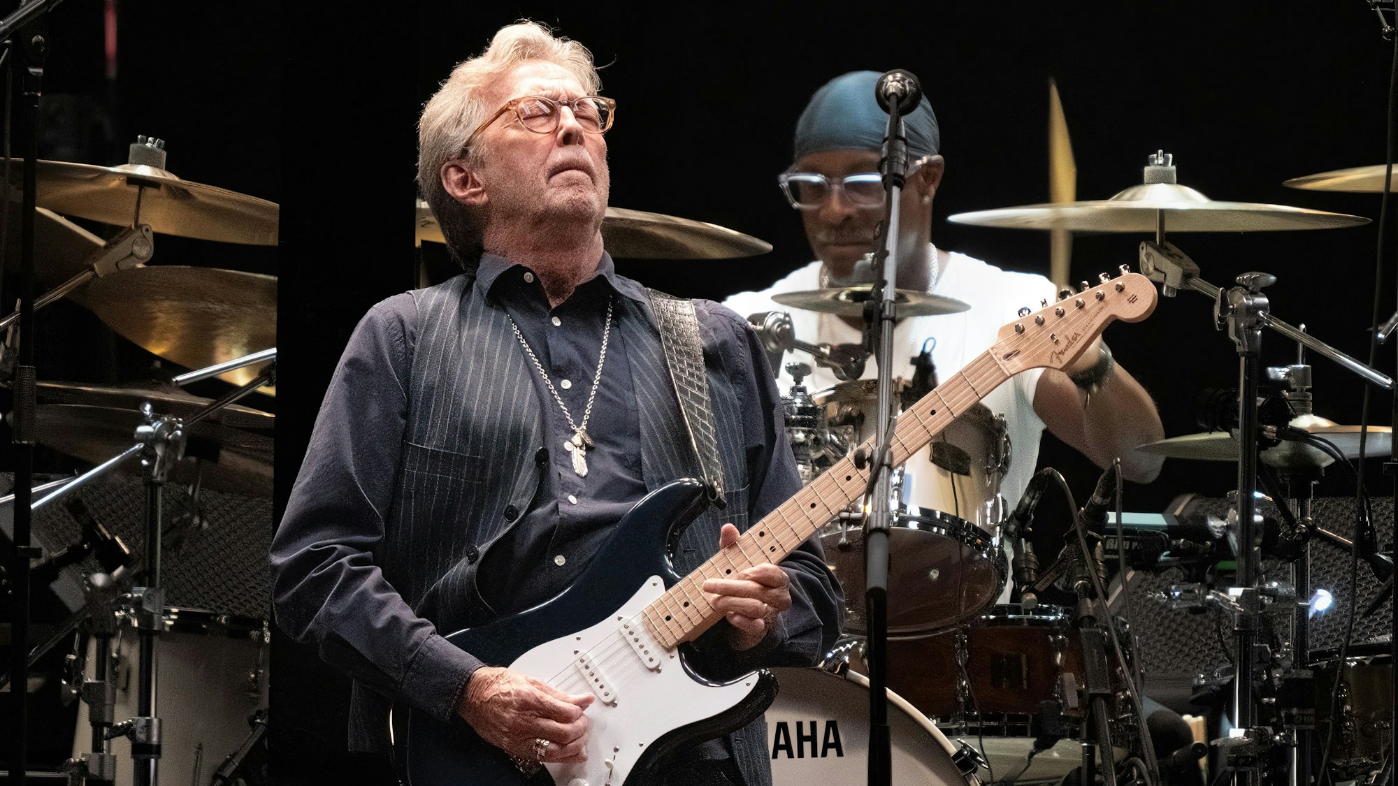 Eric Clapton spielt bei einem Auftritt in Detroit im Jahr 2022 Gitarre.