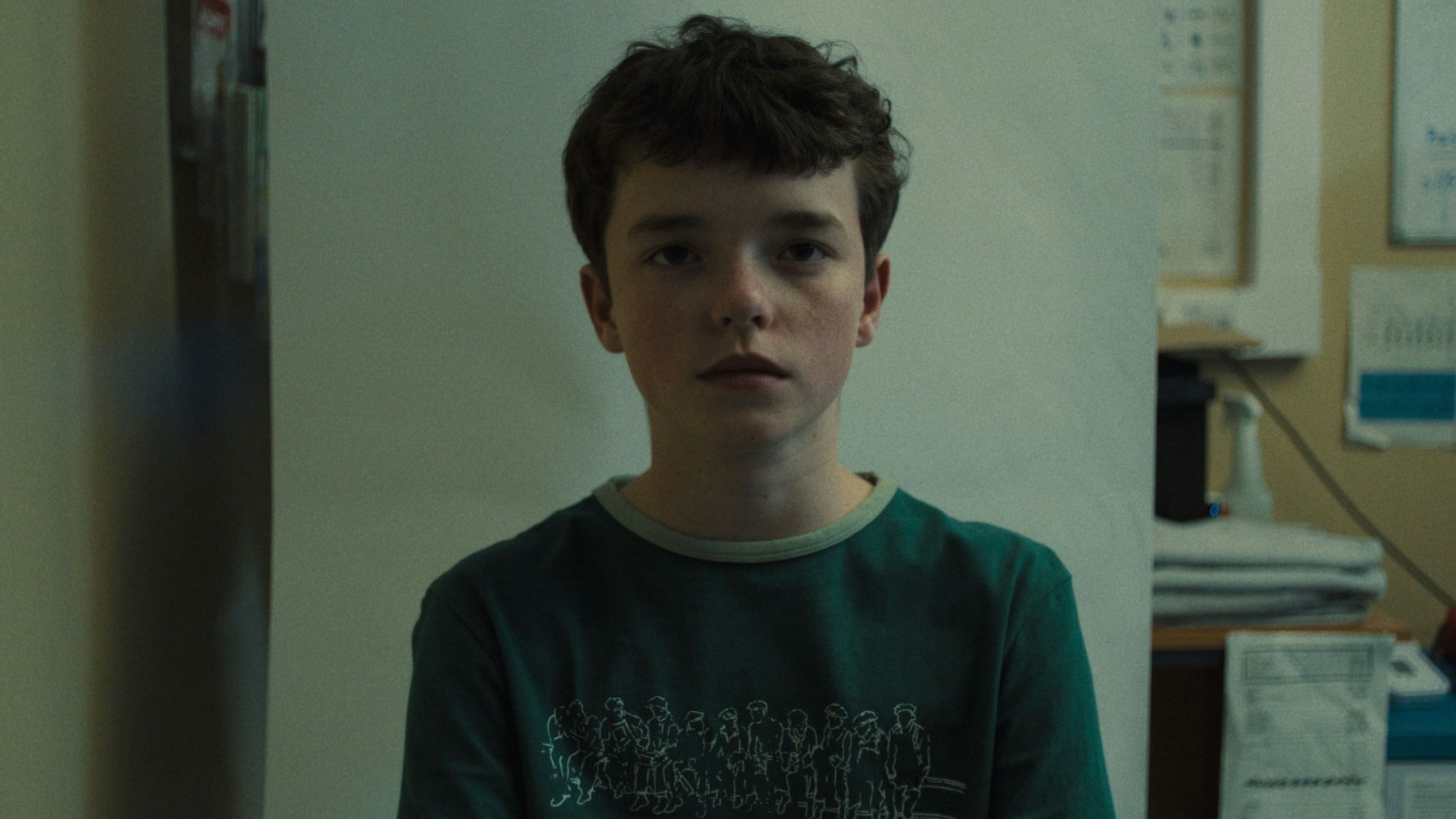 Das Bild zeigt eine Szene aus der britischen Netflix-Produktion "Adolescence" mit Jamie Miller, gespielt von Owen Cooper. Foto: -/Netflix/dpa