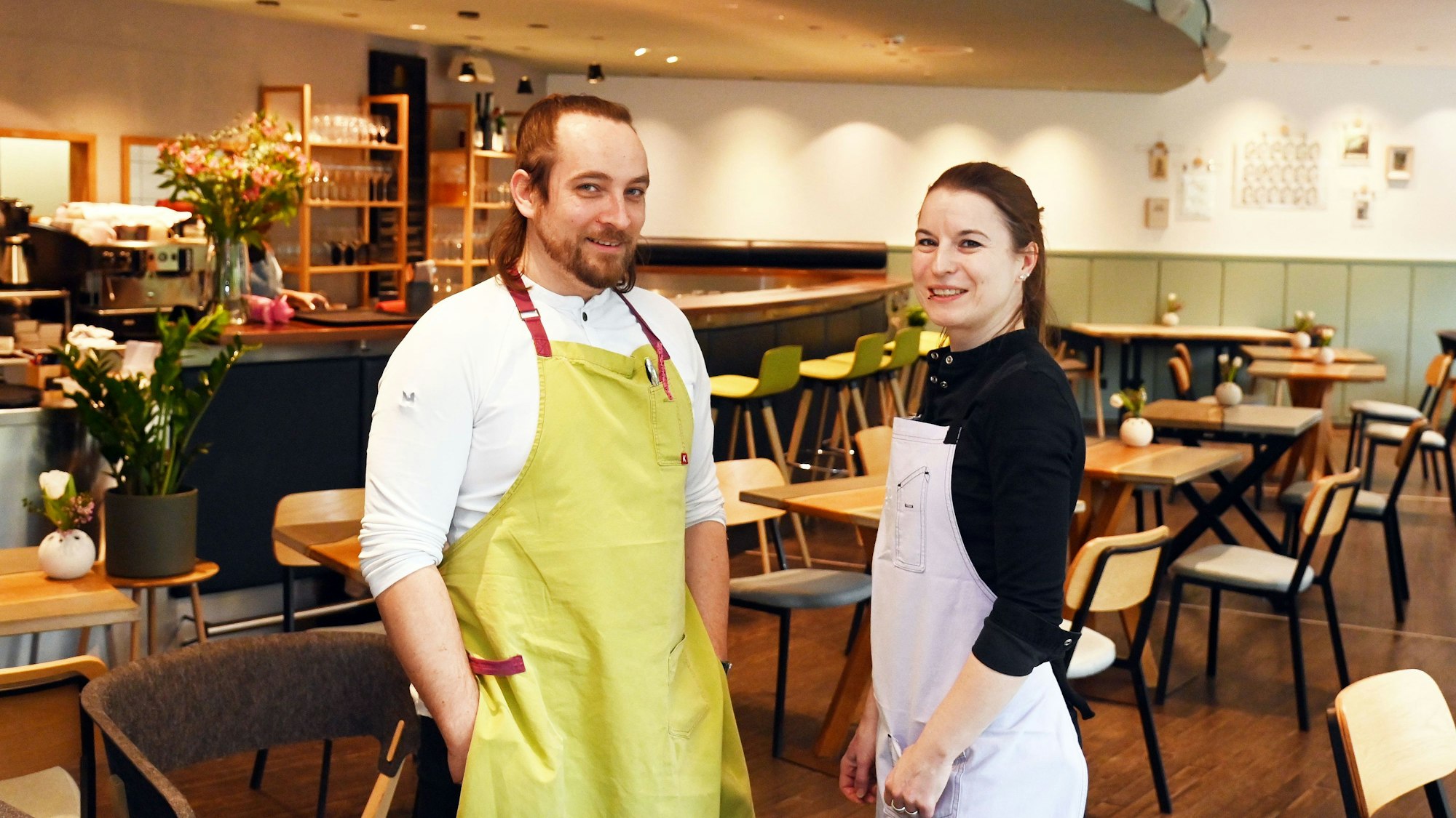 26.03.2025 Köln. Das Restaurant Neobiota zieht in neue Räume. Laut Eigendarstellung ist es ein modernes Restaurant für Frühstück und deutsche Küche mit internationalen Akzenten. Erik Scheffler und Sonja Baumann. Foto: Alexander Schwaiger