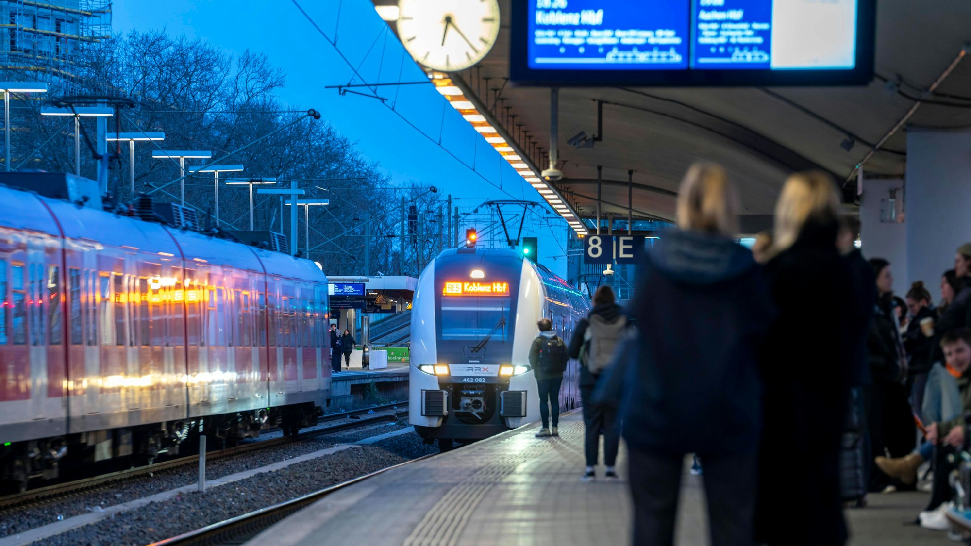 Fahrgäste warten in Köln auf eine Regionalbahn ( Symbolfoto).