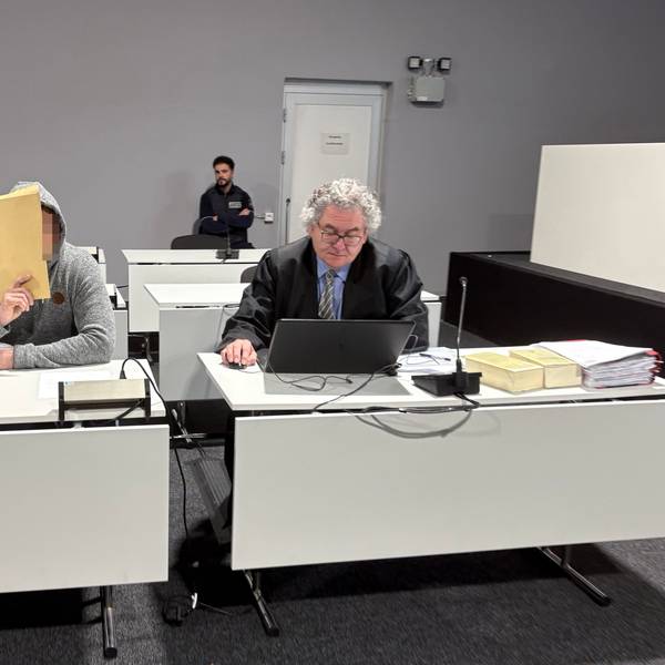 Der beschuldigte Bademeister mit seinem Verteidiger beim Prozessauftakt im Kölner Landgericht