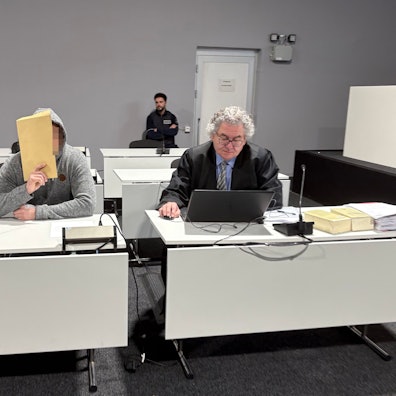 Der beschuldigte Bademeister beim Prozessauftakt im Kölner Landgericht