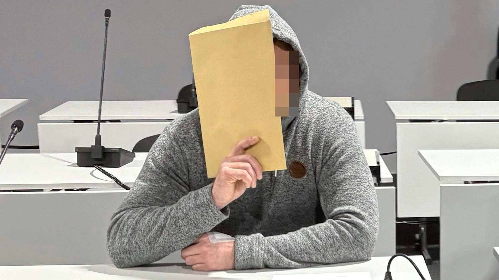 Der beschuldigte Bademeister  beim Prozessauftakt im Kölner Landgericht