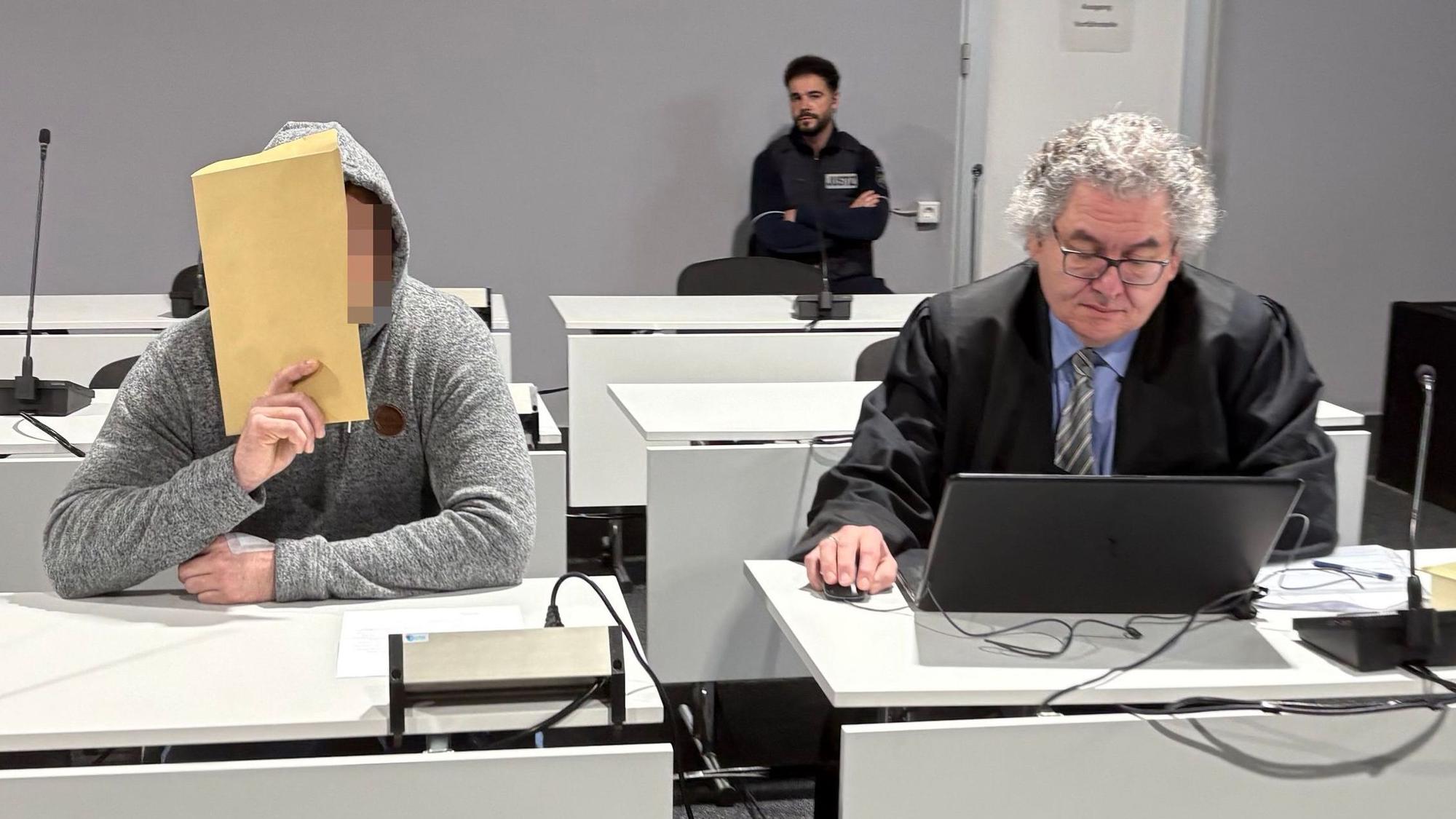 Der beschuldigte Bademeister mit seinem Verteidiger beim Prozessauftakt im Kölner Landgericht