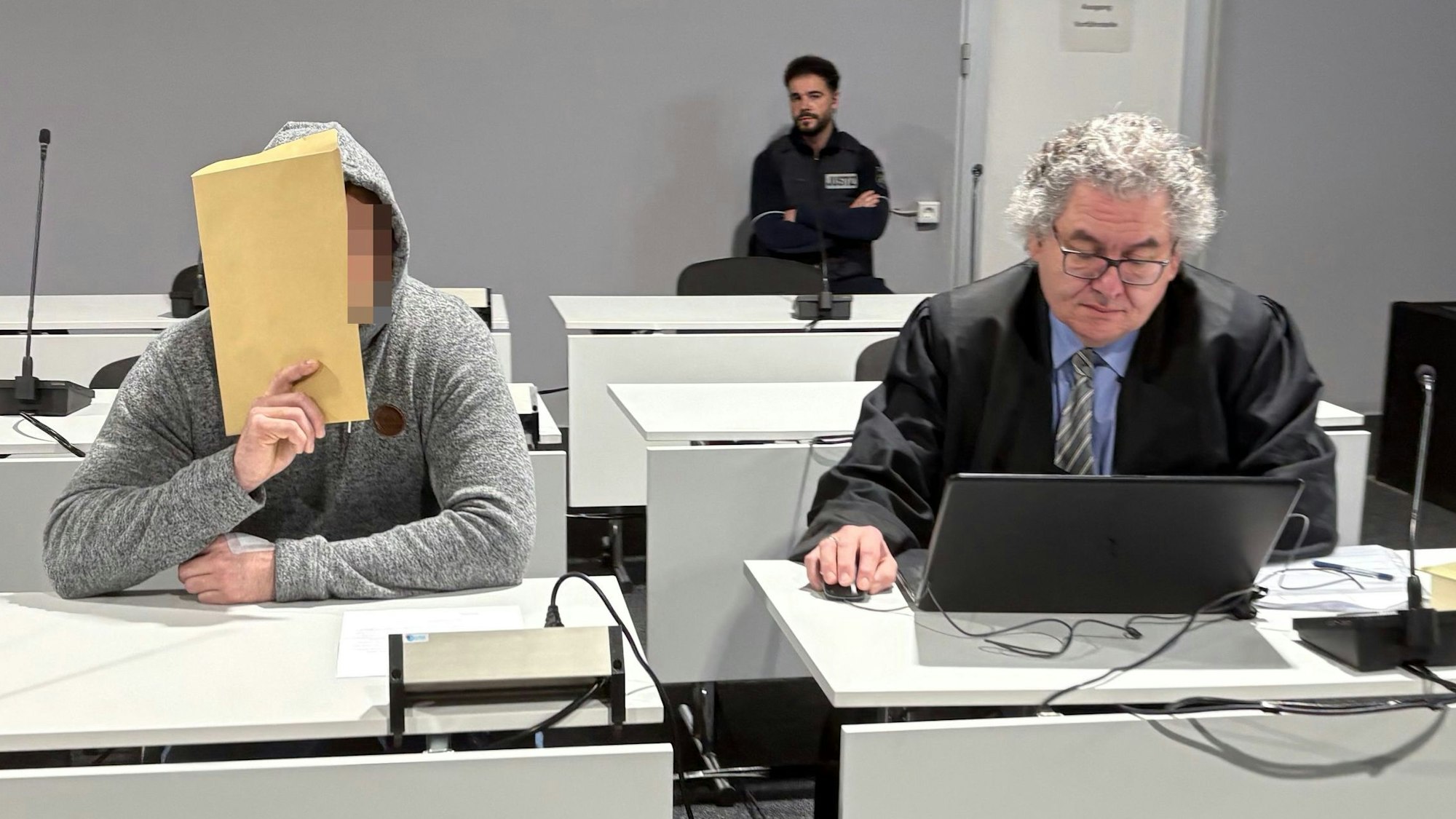 Der beschuldigte Bademeister mit seinem Verteidiger beim Prozessauftakt im Kölner Landgericht