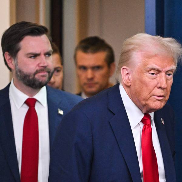 US-Präsident Donald Trump (r.) zusammen mit Vizepräsident J.D. Vance. Im Hintergrund ist Pentagon-Chef Pete Hegseth zu sehen. (Archivbild)