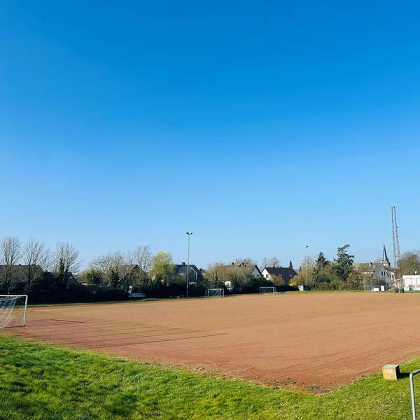 Zu sehen ist ein Sportplatz aus Asche.