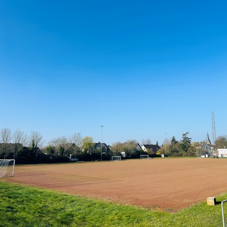 Zu sehen ist ein Sportplatz aus Asche.