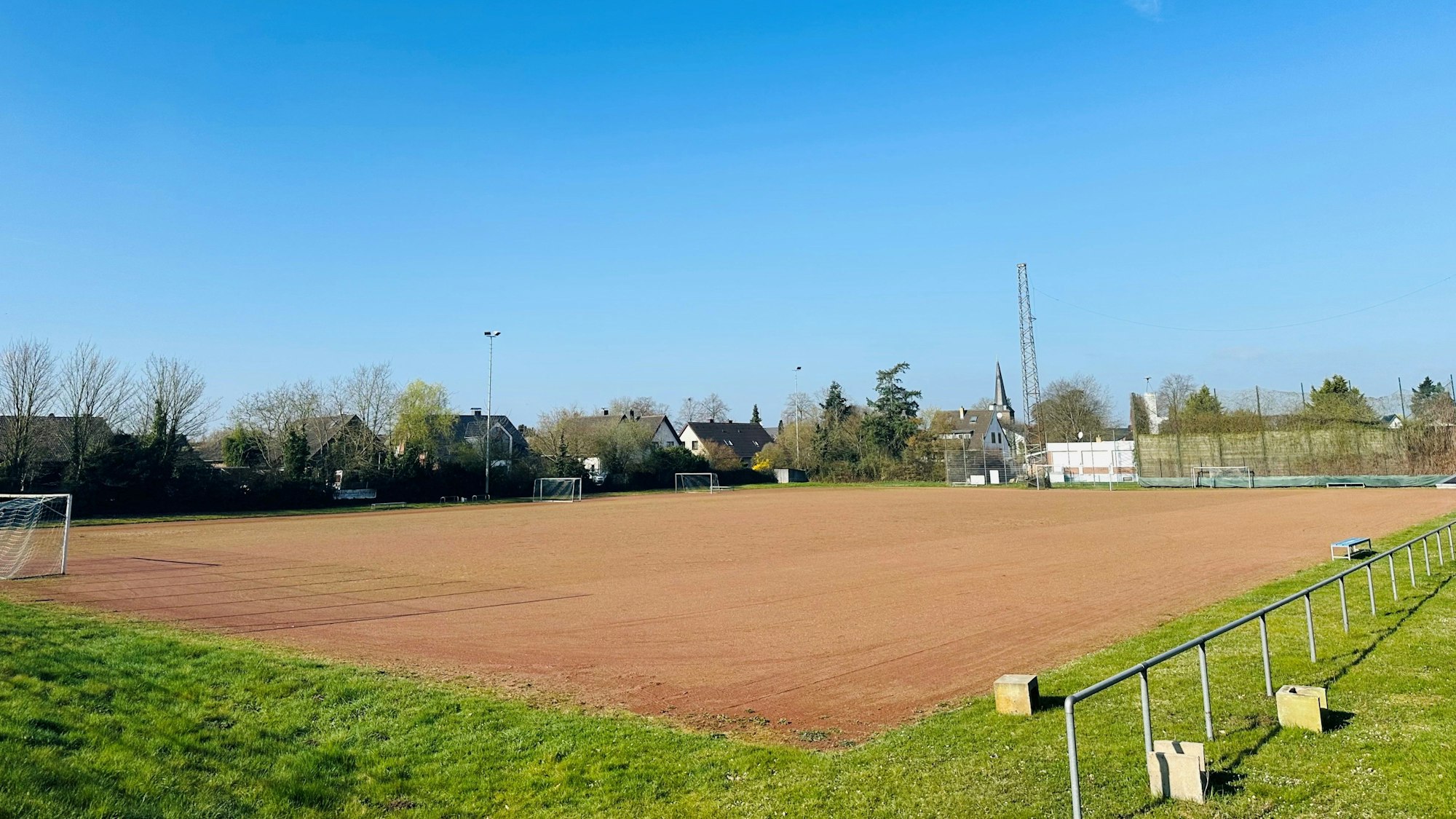 Zu sehen ist ein Sportplatz aus Asche.