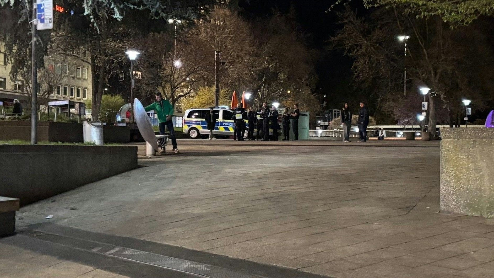 Großes Polizeiaufgebot beim abendlichen Reul-Besuch am Ebertplatz - das war so eigentlich nicht geplant.