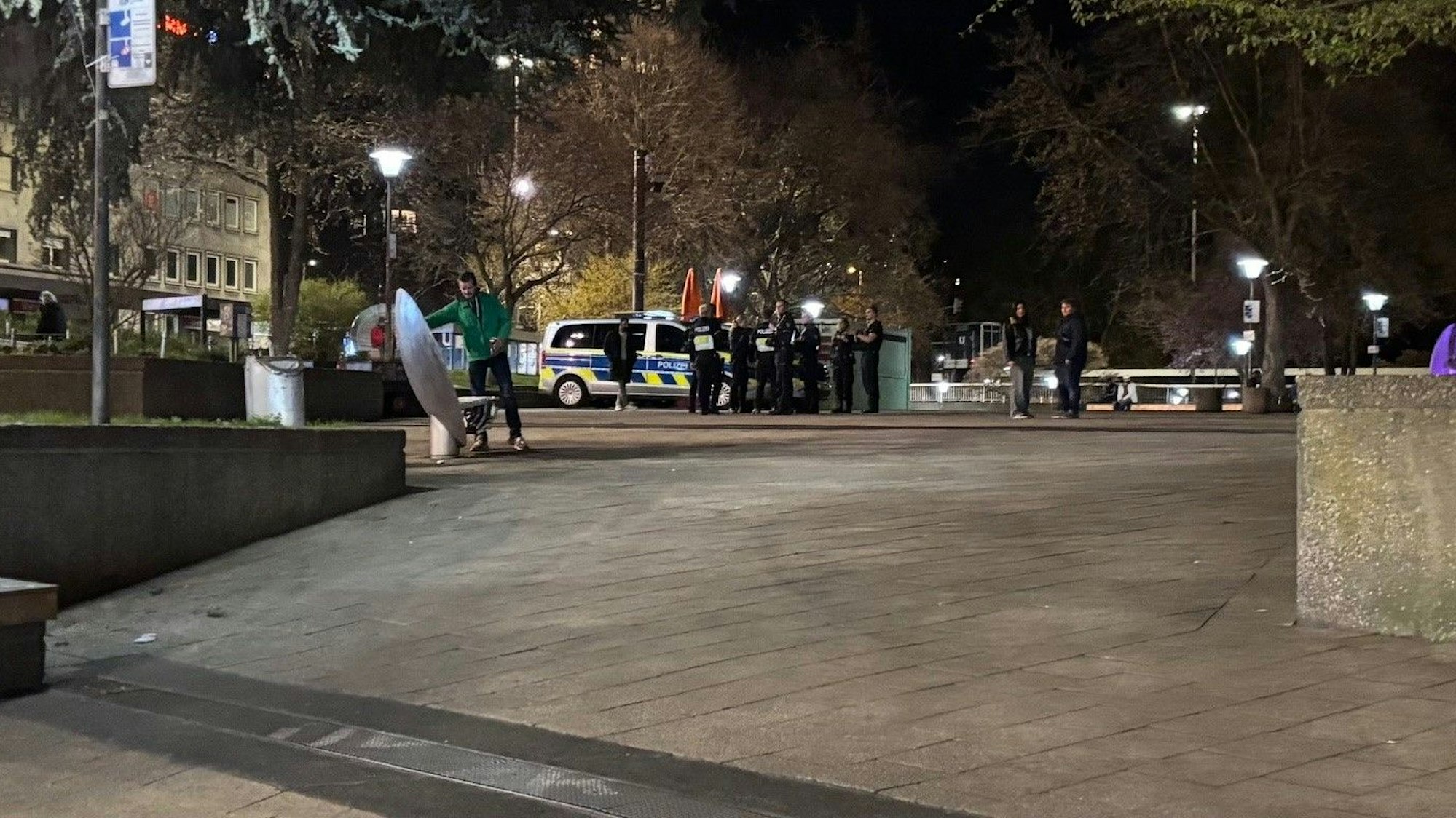 Großes Polizeiaufgebot beim abendlichen Reul-Besuch am Ebertplatz - das war so eigentlich nicht geplant.