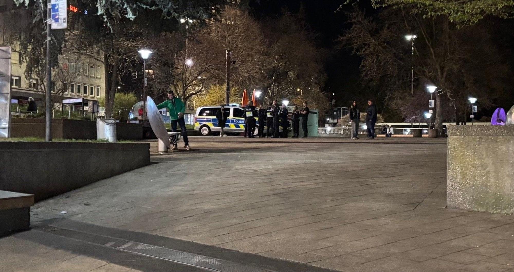 Bei einem Reul-Besuch am Ebertplatz ist die Polizei vor Ort (Archivbild)