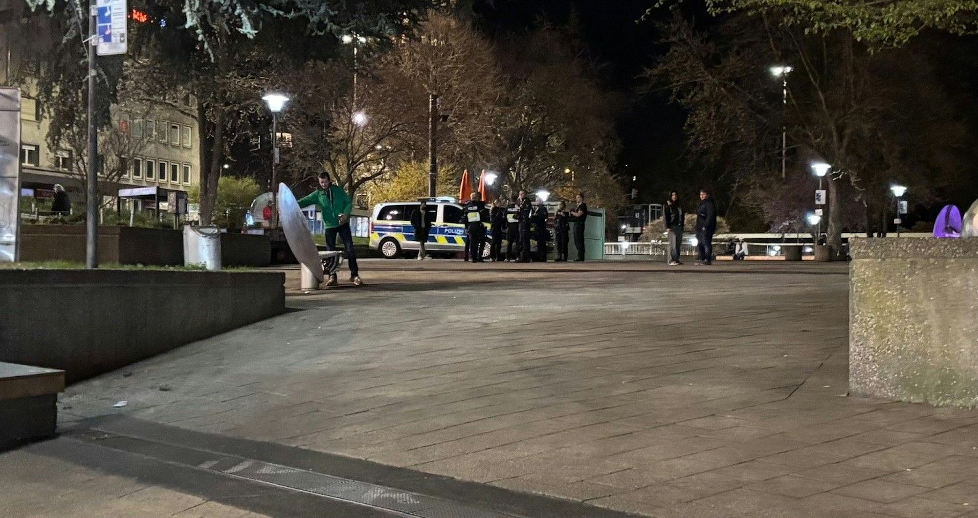 Bei einem Reul-Besuch am Ebertplatz ist die Polizei vor Ort (Archivbild)