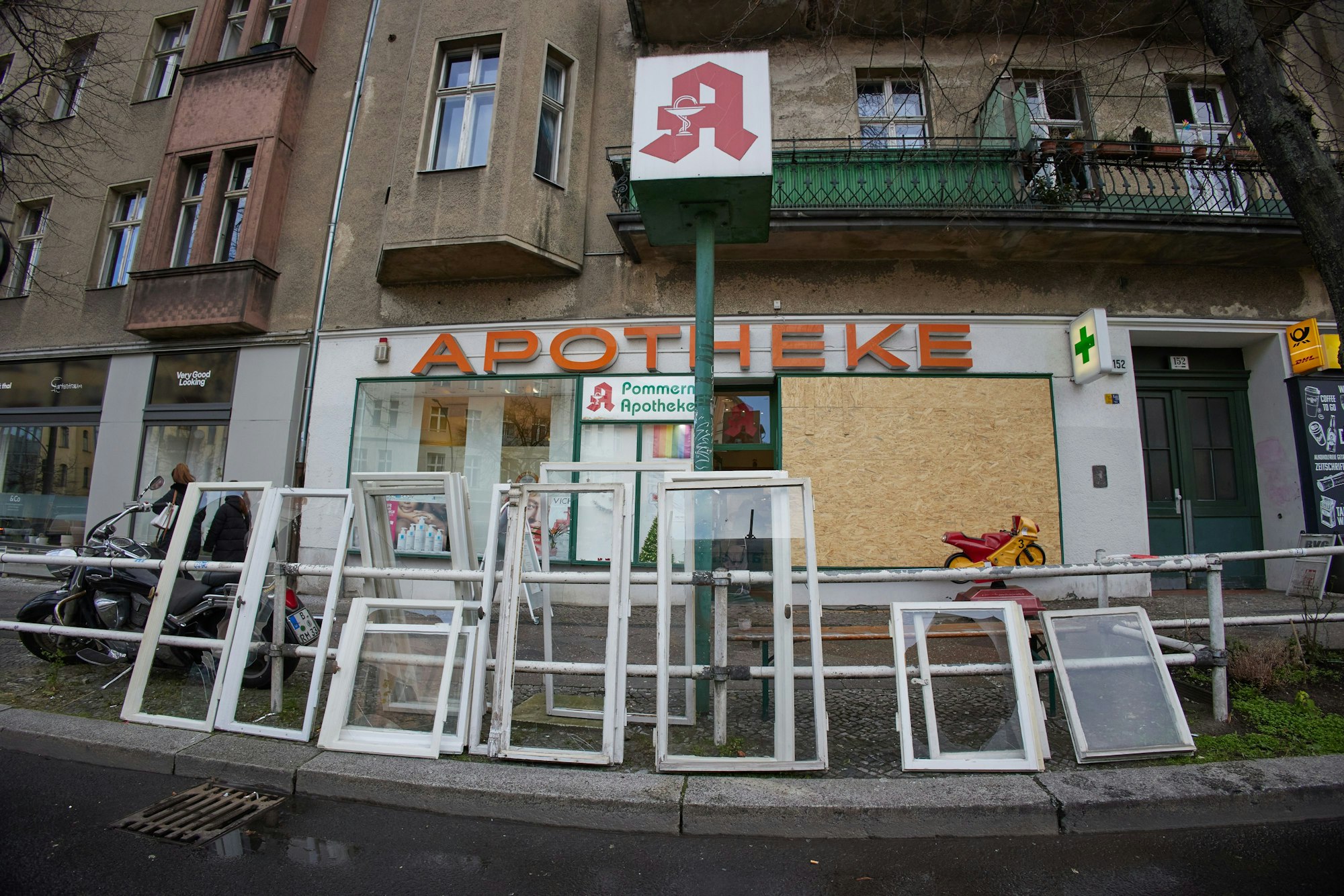 ARCHIV - 02.01.2025, Berlin: Zahlreiche kaputte Fenster stehen vor einer Apotheke in der Hauptstraße im Stadtteil Schöneberg. Durch die Explosion einer Kugelbombe waren die Scheiben der Apotheke und zahlreicher umliegender Geschäfte und Wohnungen zu Bruch gegangen. (zu dpa: «Durchsuchungen wegen Kugelbomben-Explosion · 150 Polizisten») Foto: Jörg Carstensen/dpa +++ dpa-Bildfunk +++