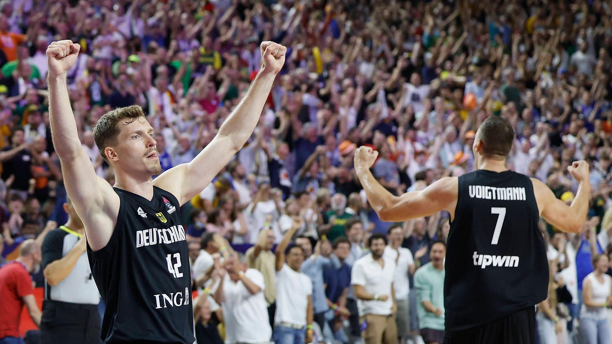 04.09.2022, Litauen vs. Deutschland, FIBA EuroBasket 2022, Germany, Koeln, Lanxess-Arena, Im Bild: v.li. Andreas Obst GER, 42 und Johannes Voigtmann GER, 7 bejubeln den Sieg *** 04 09 2022, Lithuania vs Germany, FIBA EuroBasket 2022, Germany, Koeln, Lanxess Arena, In picture from left Andreas Obst GER, 42 and Johannes Voigtmann GER, 7 celebrate the victory Copyright: HMBxMedia/xHeikoxBecker