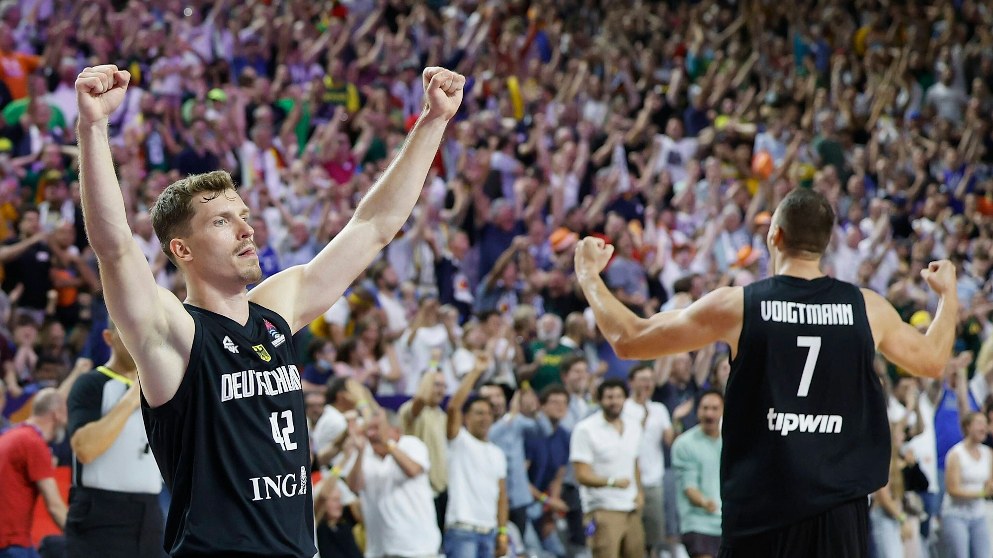 04.09.2022, Litauen vs. Deutschland, FIBA EuroBasket 2022, Germany, Koeln, Lanxess-Arena, Im Bild: v.li. Andreas Obst GER, 42 und Johannes Voigtmann GER, 7 bejubeln den Sieg *** 04 09 2022, Lithuania vs Germany, FIBA EuroBasket 2022, Germany, Koeln, Lanxess Arena, In picture from left Andreas Obst GER, 42 and Johannes Voigtmann GER, 7 celebrate the victory Copyright: HMBxMedia/xHeikoxBecker