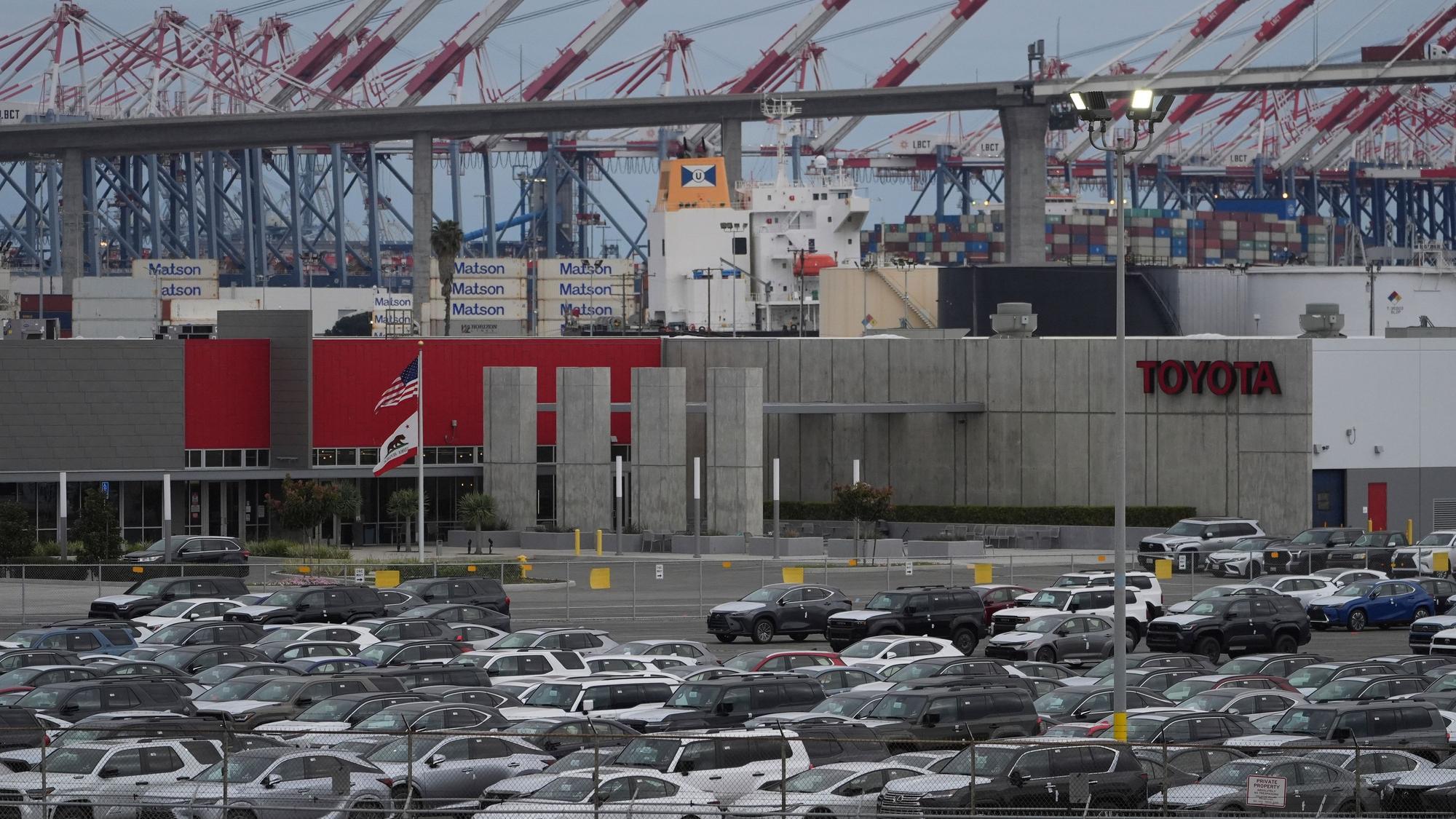 26.03.2025, USA, Long Beach: Toyota-Neufahrzeuge werden in der Toyota Logistics Service Inc. gelagert, der bedeutendsten Anlage zur Verarbeitung von Fahrzeugimporten in Nordamerika, im Hafen von Long Beach in Long Beach, Kalifornien. Foto: Damian Dovarganes/AP/dpa +++ dpa-Bildfunk +++