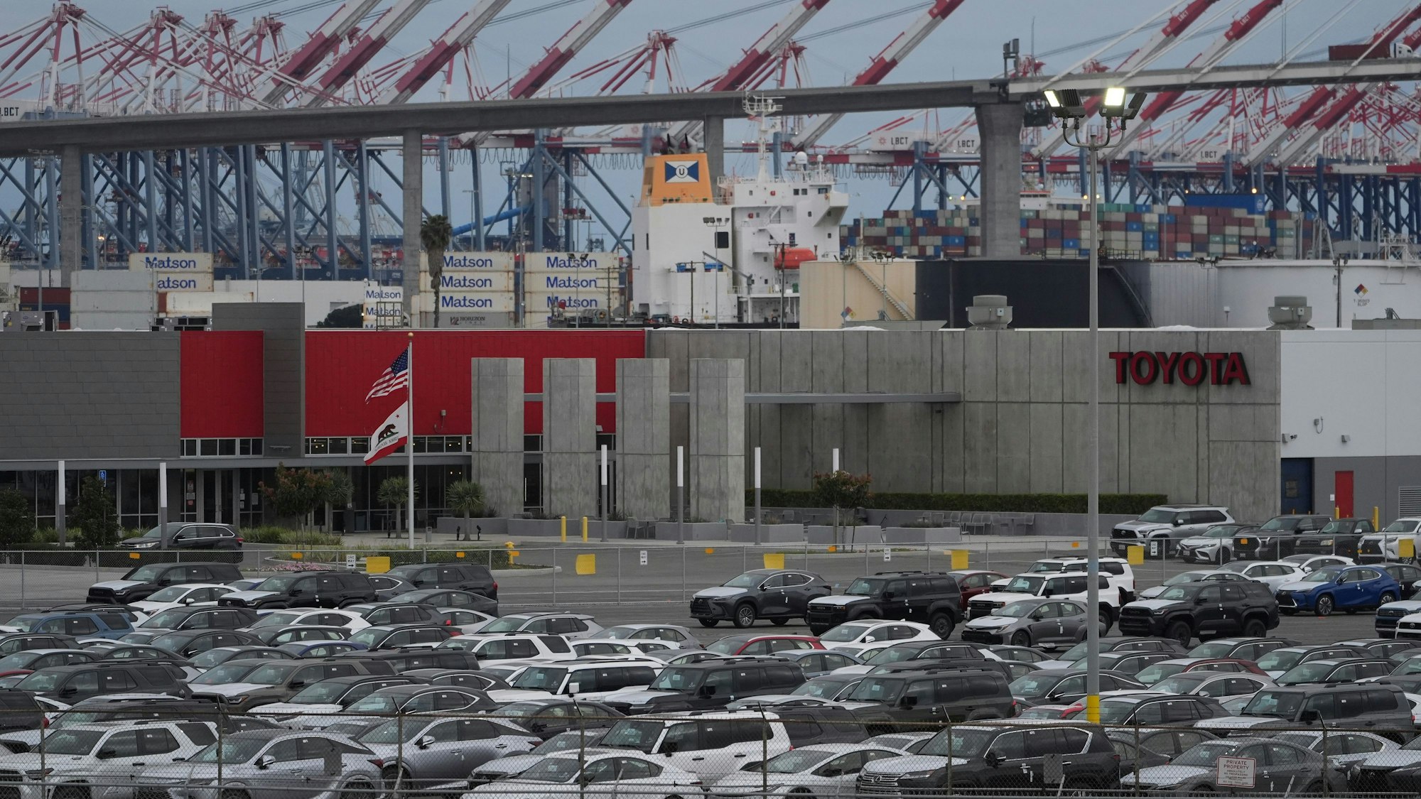 26.03.2025, USA, Long Beach: Toyota-Neufahrzeuge werden in der Toyota Logistics Service Inc. gelagert, der bedeutendsten Anlage zur Verarbeitung von Fahrzeugimporten in Nordamerika, im Hafen von Long Beach in Long Beach, Kalifornien. Foto: Damian Dovarganes/AP/dpa +++ dpa-Bildfunk +++