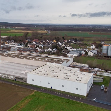 Das Luftbild zeigt die Stotzheimer Papierserviettenfabrik Fasana, früher Halstrick und Metsä Tissue. Sie ist von der Powerparc AG übernommen worden.