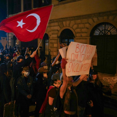 Ein Student weht die türkische Flagge, während eines Protestmarsches zur Unterstützung des festgenommenen Bürgermeisters von Istanbul Ekrem Imamoglu. (Archivbild)