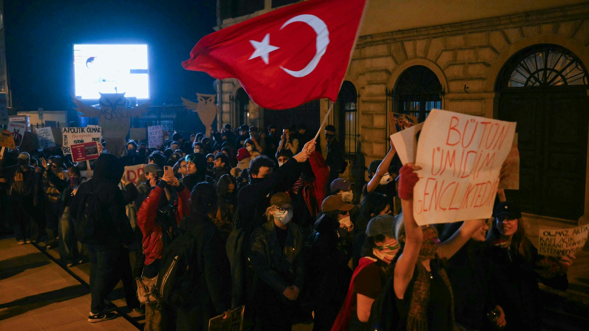 Ein Student weht die türkische Flagge, während eines Protestmarsches zur Unterstützung des festgenommenen Bürgermeisters von Istanbul Ekrem Imamoglu. (Archivbild)
