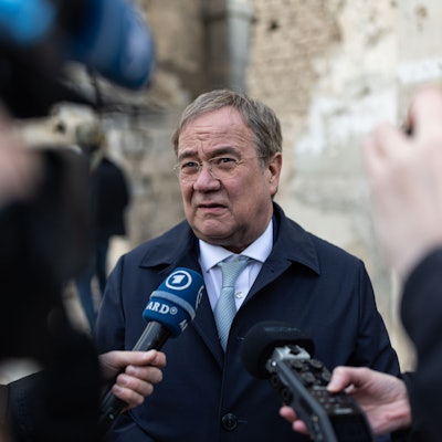 Armin Laschet (CDU) spricht zu Medienvertretern. Der CDU-Politiker fordert eine starke Reaktion auf Trumps Zölle. (Archivbild)