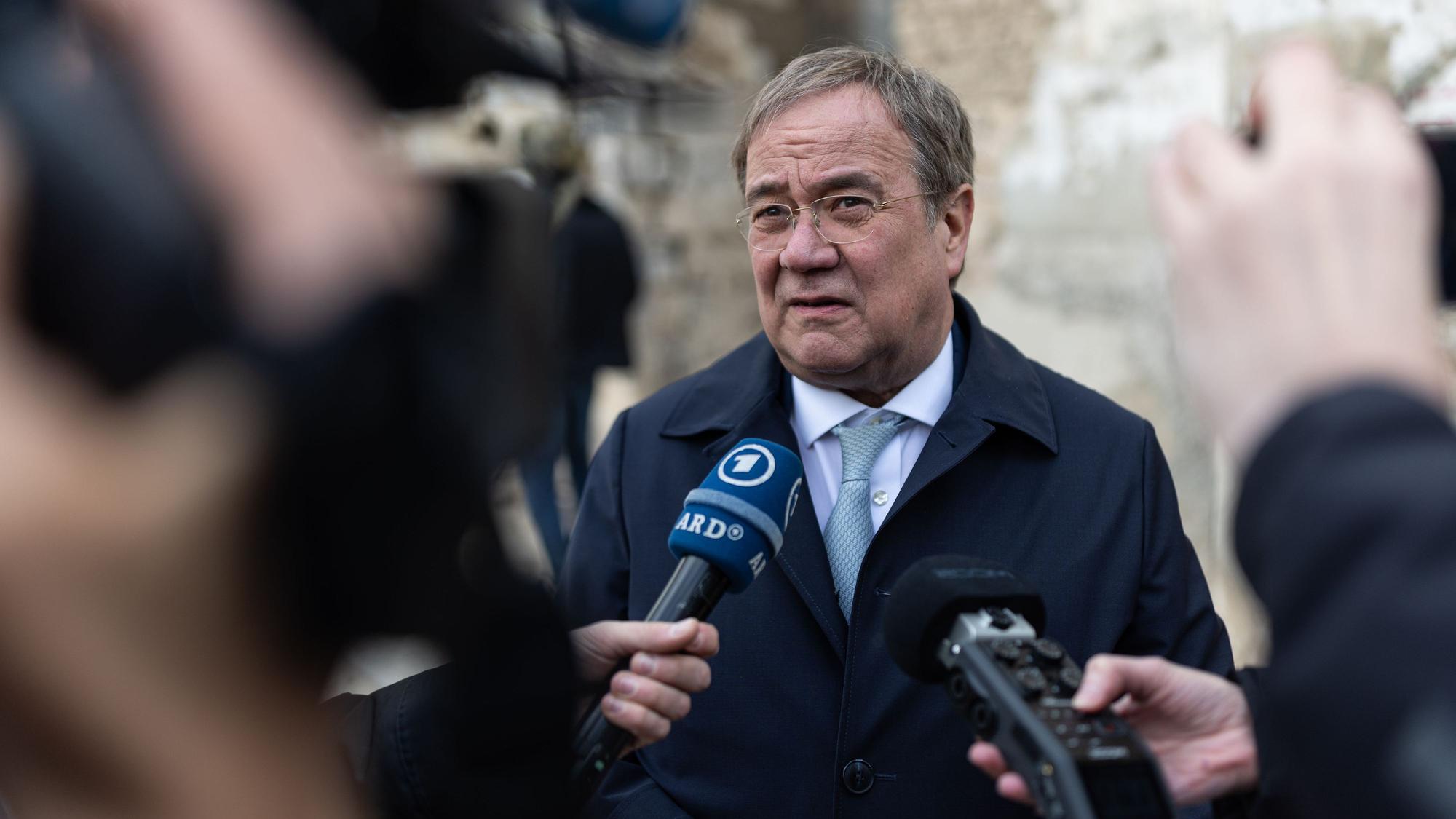 Armin Laschet (CDU) spricht zu Medienvertretern in Damaskus. Der CDU-Politiker war im März zu einem überraschenden Besuch in Syrien. (Archivbild)