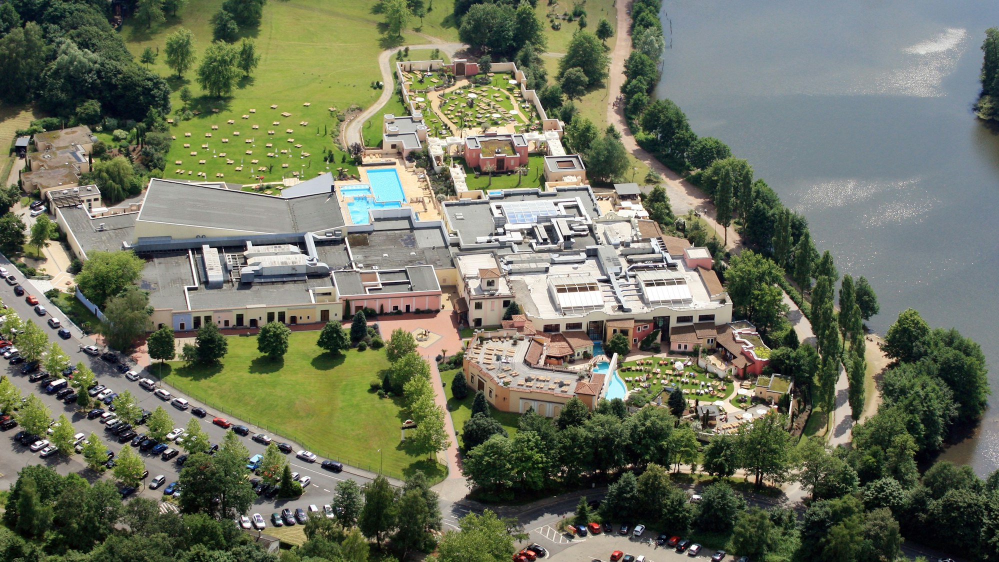 Das Mediterana liegt in Bergisch Gladbach malerisch am Kahnweiher.