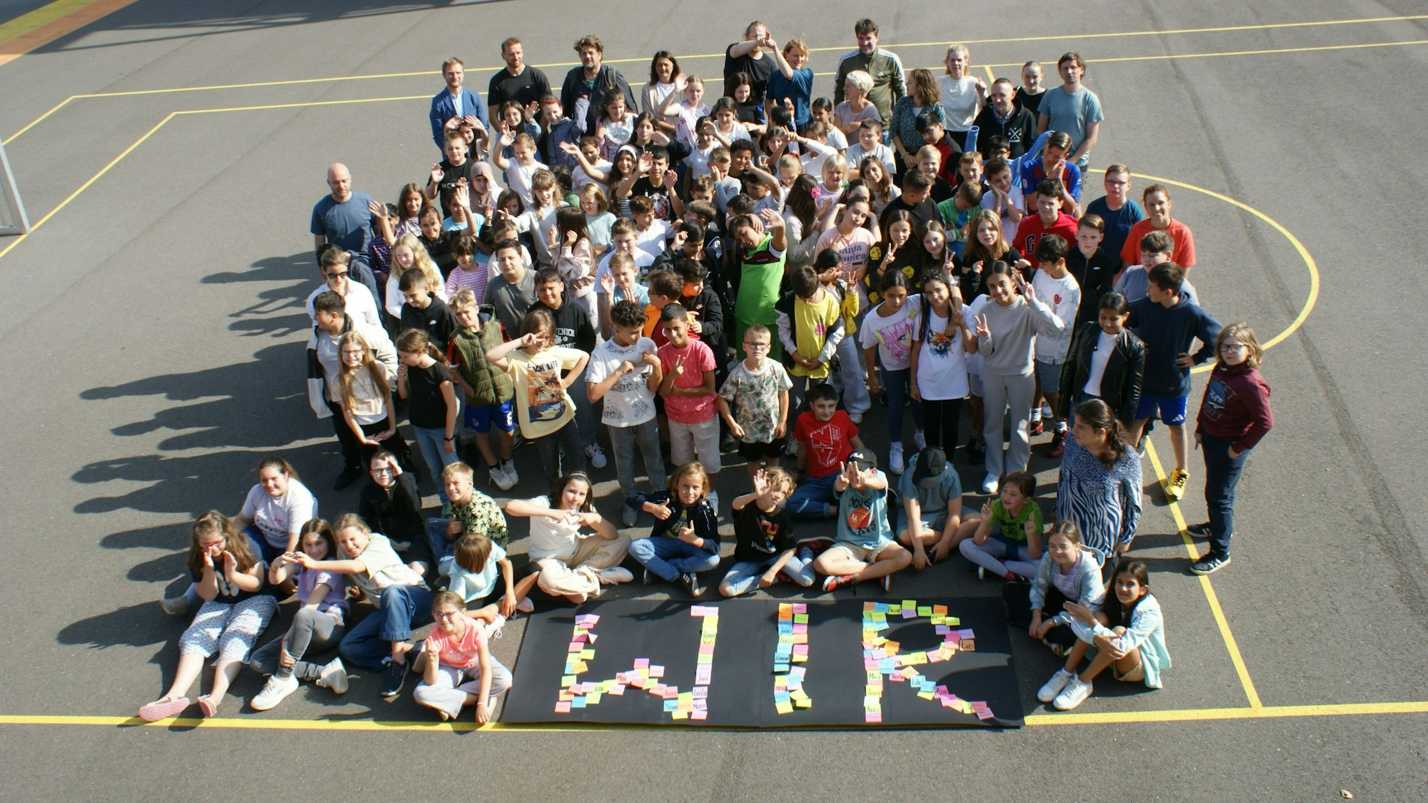 Der Gründungsjahrgang der Gesamtschule in Weidenpesch im Sommer 2025.