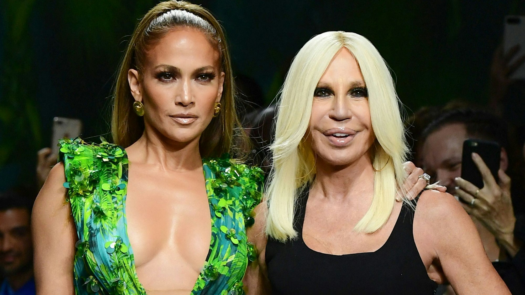 Donatella Versace (R) und die US-Sängerin Jennifer Lopez posieren bei der Präsentation von Versaces „Women's Spring Summer 2020 collection“ in Milan. (Archivbild)