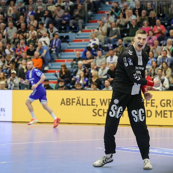 VfL-Torhüter Dominik Kuzmanovic feiert eine seiner Paraden.