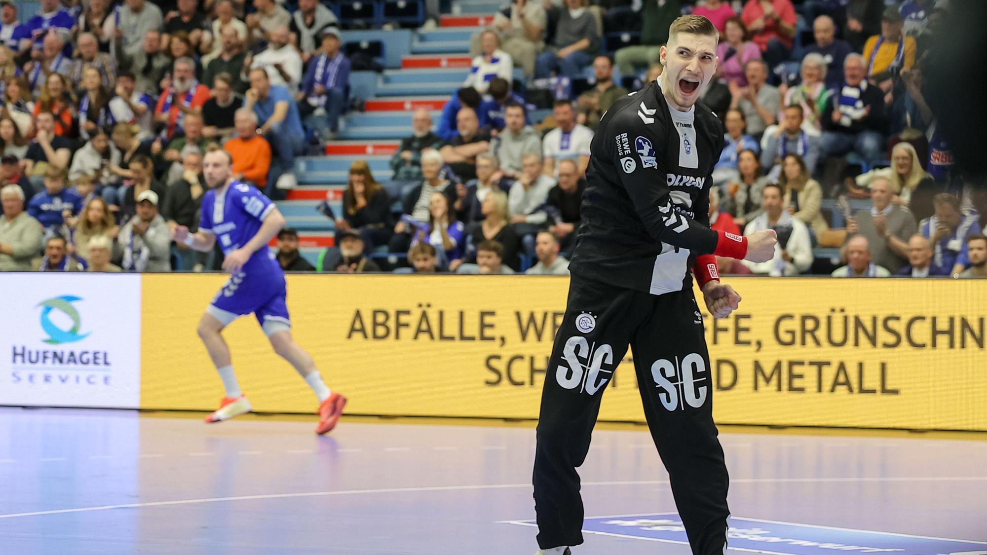 VfL-Torhüter Dominik Kuzmanovic feiert eine seiner Paraden.