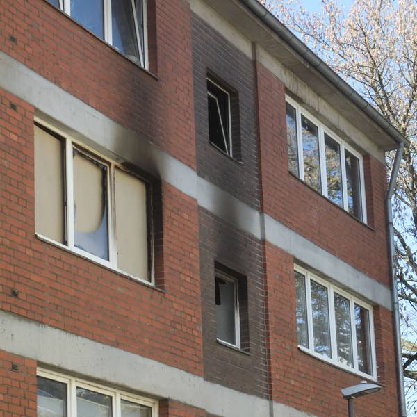 Am Dienstagabend stoppte ein falsch geparktes Auto das Drehleiterfahrzeug der Feuerwehr, das zu einer brennenden Wohnung auf der Wattstraße eilte.