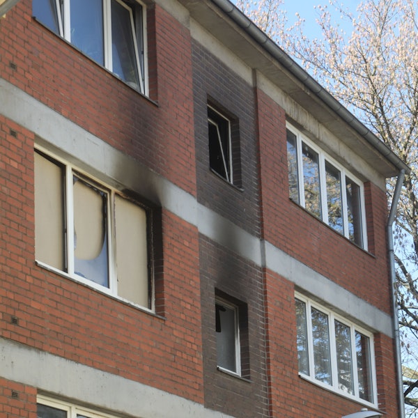 Am Dienstagabend stoppte ein falsch geparktes Auto das Drehleiterfahrzeug der Feuerwehr, das zu einer brennenden Wohnung auf der Wattstraße eilte.