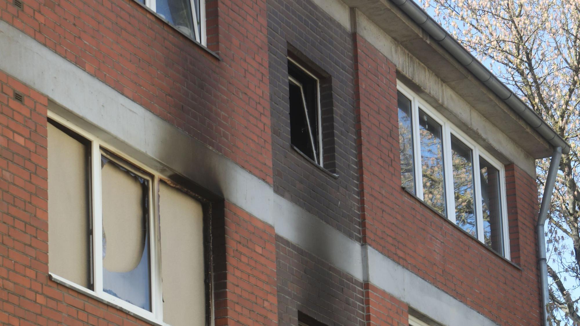 Am Dienstagabend stoppte ein falsch geparktes Auto das Drehleiterfahrzeug der Feuerwehr, das zu einer brennenden Wohnung auf der Wattstraße eilte.