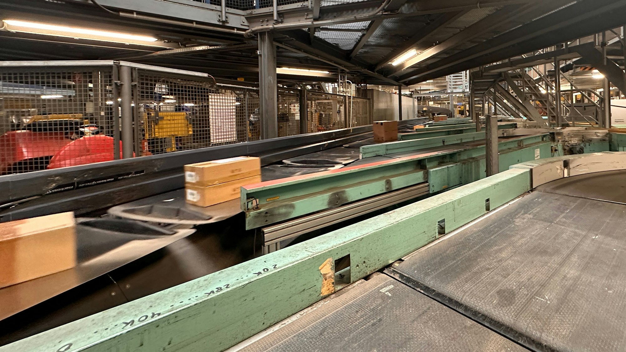 In drei Minuten wird eine Sendung von der Ankunft bis zum Transport auf 1,4 Kilometern Bandstrecke bearbeitet.