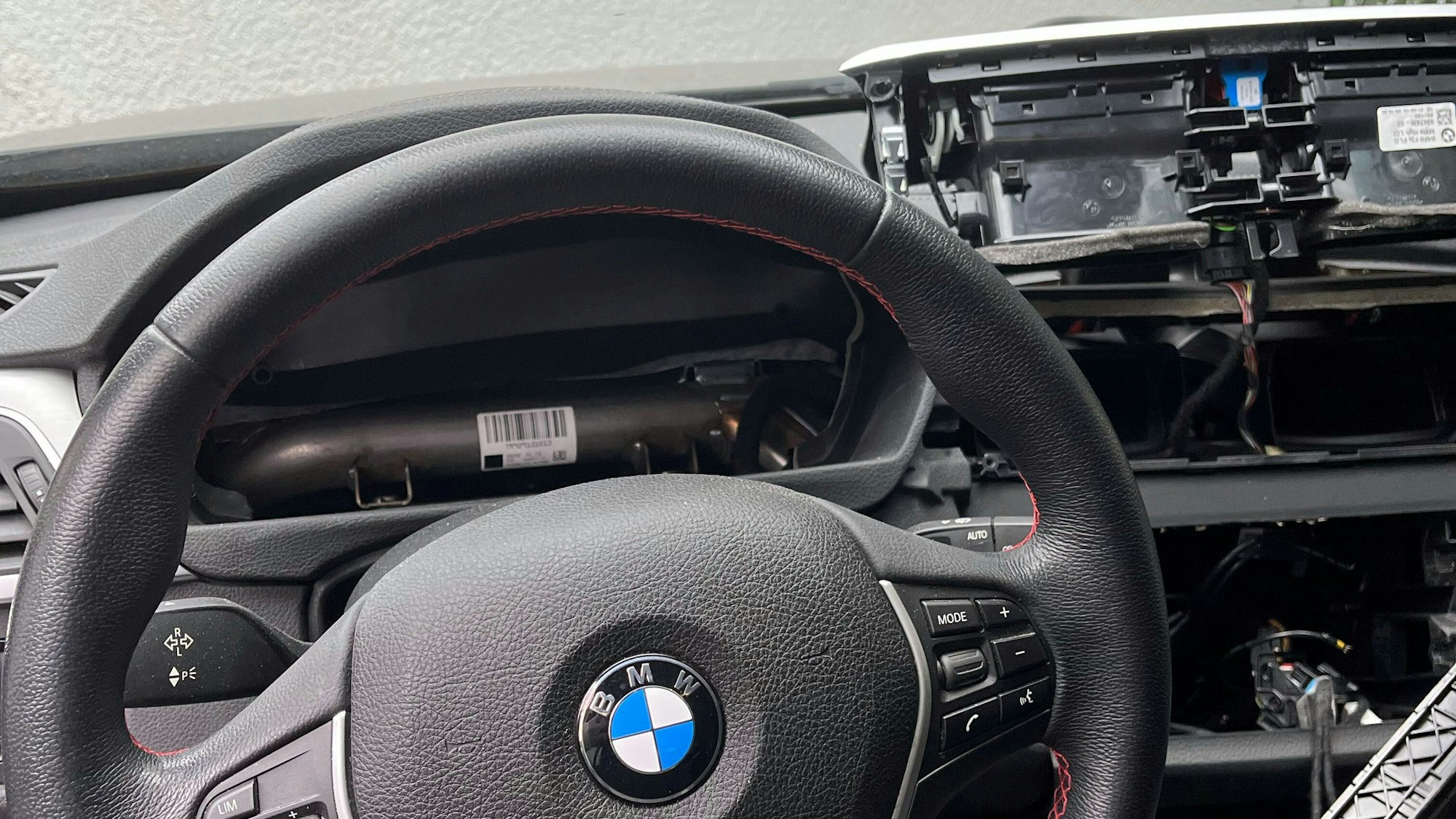 Ein BMW-Cockpit mit fehlendem Tacho und Multimediaeinheit
