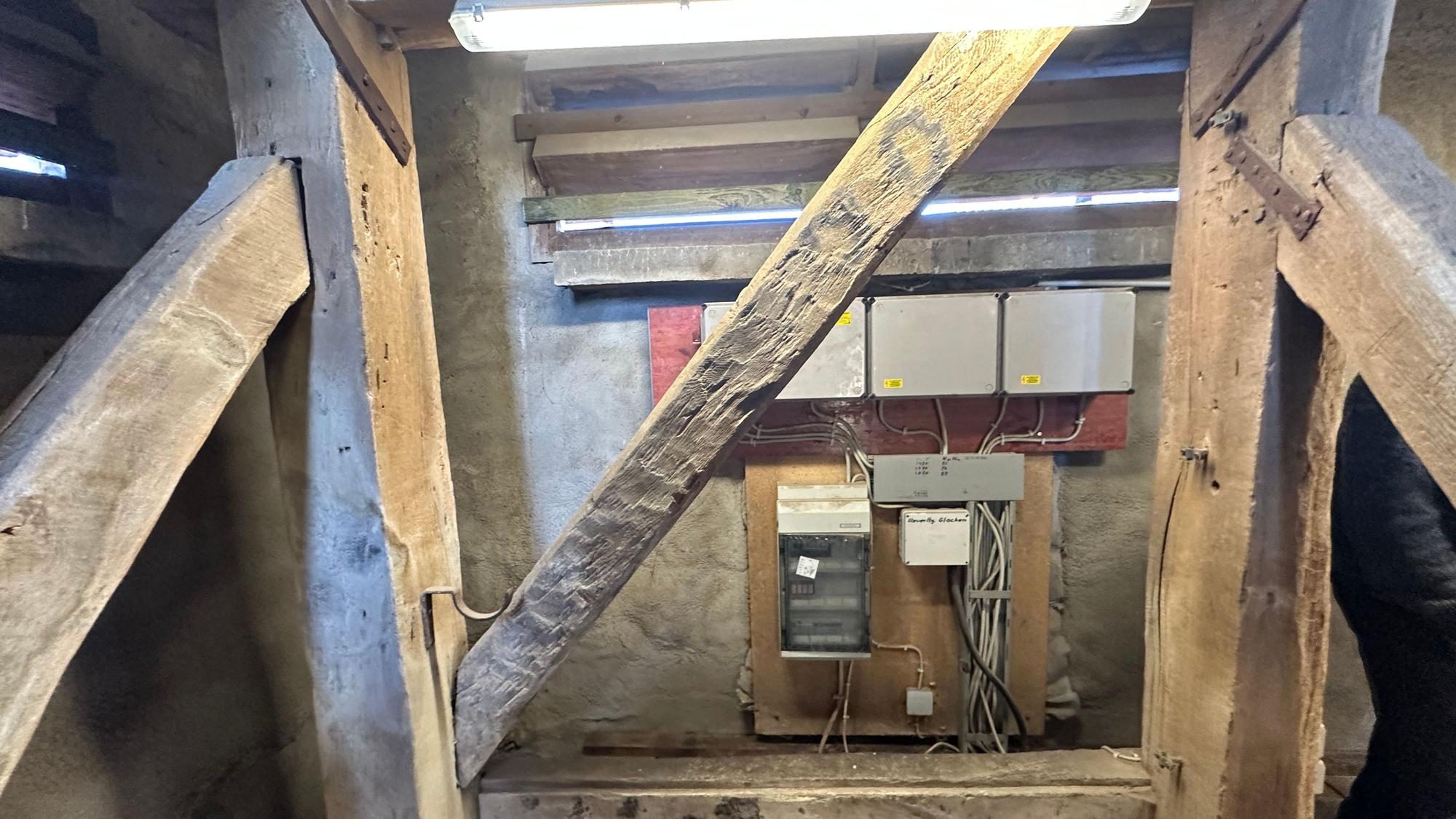 Ein Andreaskreuz statt eines Querbalkens vor dem Elektrokasten würde mehr Stabilität im Glockenturm von Sankt Servatius in Siegburg bringen.